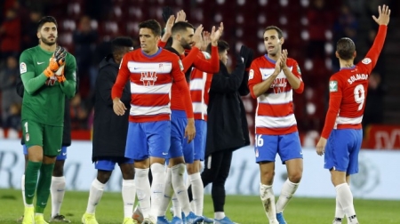 Martínez, en primer plano, al término de un partido de esta temporada (GRANADA CF)