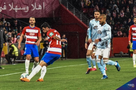 Köybasi, en un lance del partido ante el Celta en Los Cármenes (GRJ)