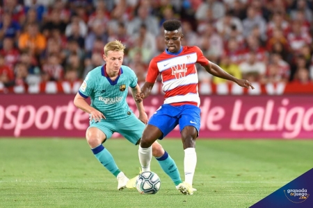 Azeez ante De Jong, en un lance del partido contra el Barcelona, donde marcó el primer gol (GEJ)