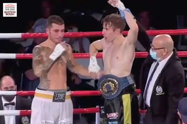 John Carter con el cinturón de campeón tras el combate (BASTIÓN BOXEO) 