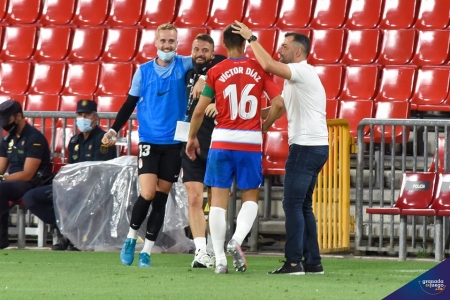 La imagen de un vestuario. Víctor Díaz, de espaldas, durante el partido ante el Athletic (GRJ)