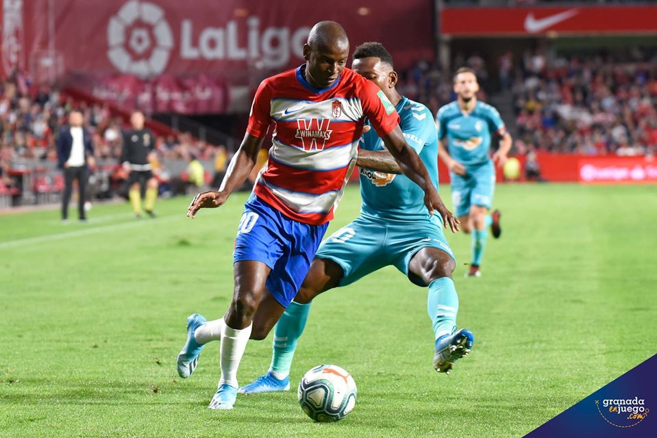 Adrián Ramos, en un lance del choque ante Osasuna en la primera vuelta (BALDOMERO)