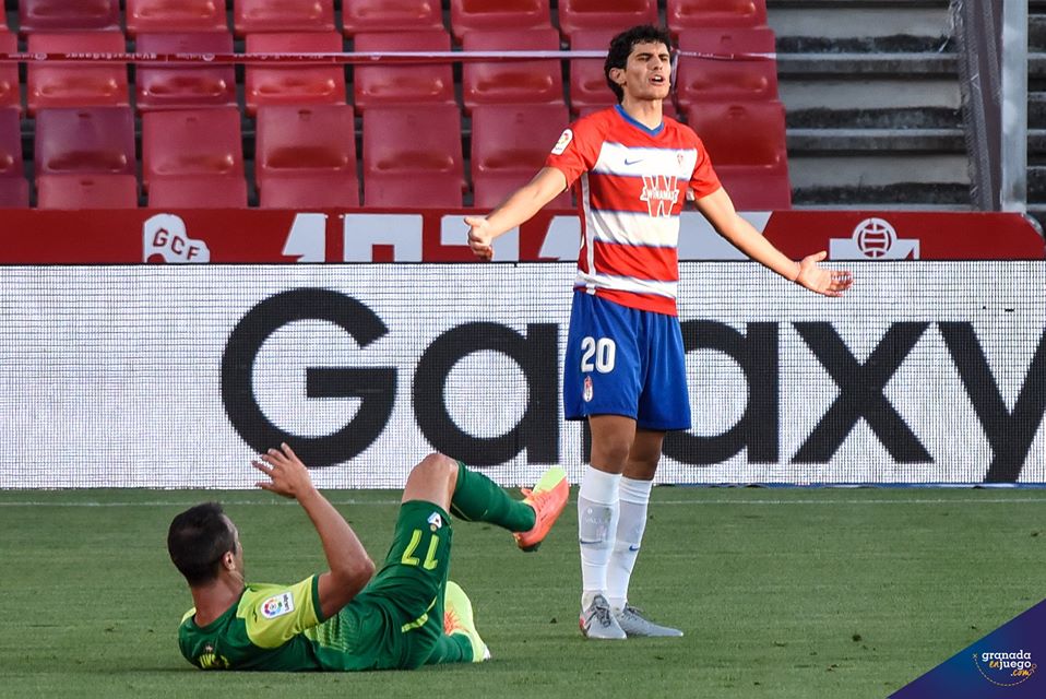 Vallejo se lamenta en un lance del partido ante el Eibar en Los Cármenes (BALDOMERO)