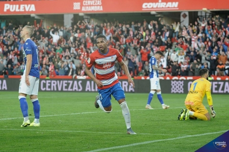 Yangel Herrera, en el momento de anotar el tercer gol ante el Alavés en Los Cármenes (BALDOMERO)