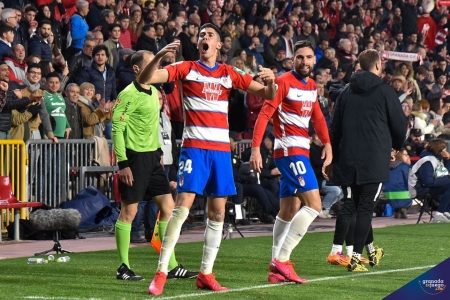 Carlos Fernández celebra el tanto que culminó la remontada ante el Valladolid (BALDOMERO)