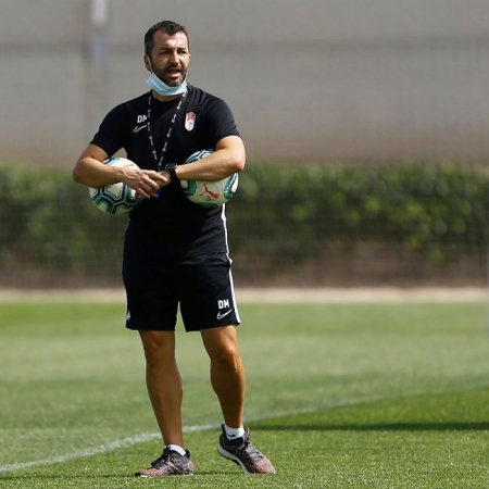 Diego Martínez da instrucciones durante el entrenamiento (LALIGA)