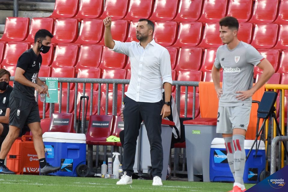 Diego Martínez da indicaciones a su jugadores desde la banda de `Los Cármenes` (JOSÉ M. BALDOMERO)