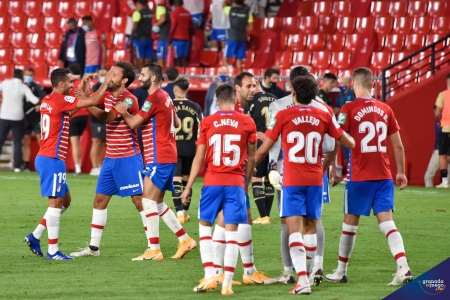 Los jugadores del Granada celebran el triunfo ante el Alavés (JOSÉ M. BALDOMERO) Los jugadores del Granada celebran el triunfo ante el Alavés (JOSÉ M. BALDOMERO)