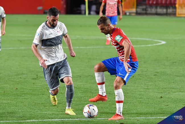 Soldado controla ante un rival (BALDOMERO)
