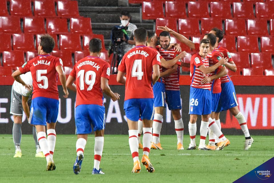 El equipo celebra el tanto de Jorge Molina, que sentenciaba la eliminatoria (JOSÉ M. BALDOMERO)