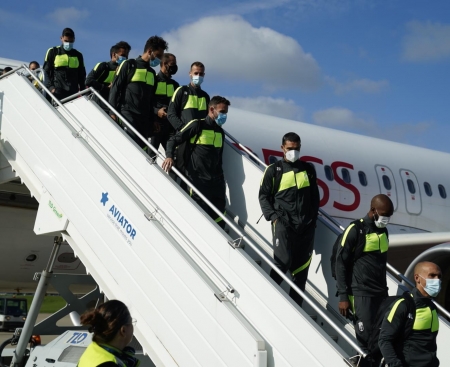 El plantel del Granada bajando del avión a su llegada ayer (GCF)