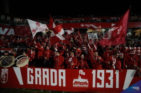 La afición rojiblanca podrá acompañar al Granada, en menor medida, por su andadura europea como local (JOSÉ M. BALDOMERO)