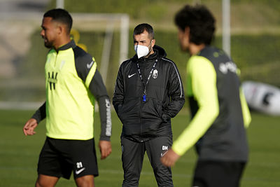 Diego Martínez observa a sus jugadores durante un entrenamiento reciente del Granada (GCF)