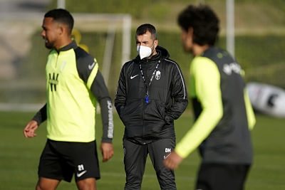 Diego Martínez observa a sus jugadores durante un entrenamiento reciente del Granada (GCF)