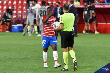 Ramon Azeez, al término del encuentro de la primera jornada ante el Athletic (JOSÉ M. BALDOMERO)