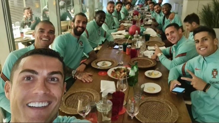 Selfie de anoche compartido por Cristiano Ronaldo en sus redes sociales, donde aparecen Domingos Duarte y Rui Silva al fondo (CR7 / INSTAGRAM)