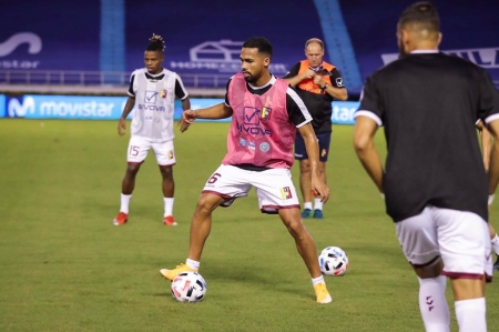 Yangel Herrera, durante el calentamiento previo al partido ante Colombia (SELECCIÓN VENEZUELA)