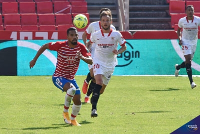 Yangel Herrera pelea un balón ante la mirada de Rakitc (JOSÉ M. BALDOMERO) Yangel Herrera pelea un balón ante la mirada de Rakitc (JOSÉ M. BALDOMERO)