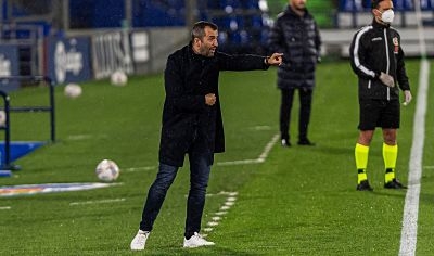 Diego Martínez dirige a sus jugadores bajo el diluvio en Getafe (LALIGA)