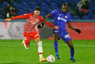 Carlos Neva pugna una pelota con Nyom (GCF)