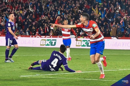 El Granada se impuso al Valladolid en el último suspiro la campaña pasada gracias a un tanto de Carlos Fernández (JOSÉ M. BALDOMERO) El Granada se impuso al Valladolid en el último suspiro la campaña pasada gracias a un tanto de Carlos Fernández (JOSÉ M. BALDOMERO)