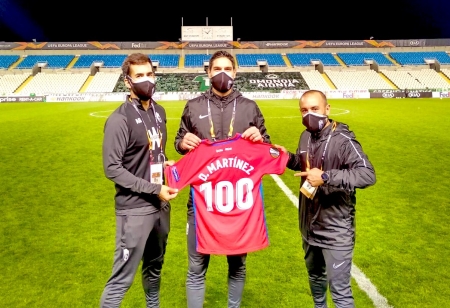 Los miembros del cuerpo técnico dedicaron la victoria en Nicosia a su primer entrenador con una camiseta muy especial (GCF)