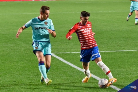 Carlos Neva, jugador del Granada CF, en el último encuentro en casa (JOSÉ M. BALDOMERO)