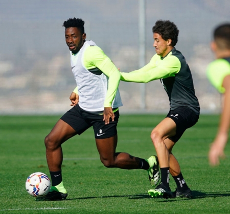 Eteki aguanta el balón ante la presión de Milla en un entrenamiento de esta semana (GRANADA CF)