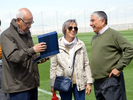 Pedro Fernández, junto a su mujer Montse y el exjugador del Granada CF Edu, en un homenaje de los exjugadores en la Ciudad Deportiva