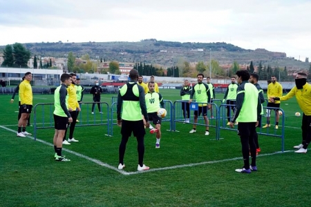 Imagen del inicio del entrenamiento rojiblanco (PEPE VILLOSLADA / GCF)