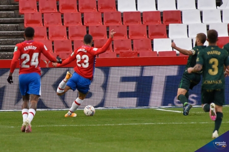Momento en el que Jorge Molina disparó en el último suspiro y la pelota se estrelló contra el palo de la portería oscense (JOSÉ M. BALDOMERO) Momento en el que Jorge Molina disparó en el último suspiro y la pelota se estrelló contra el palo de la portería oscense (JOSÉ M. BALDOMERO)