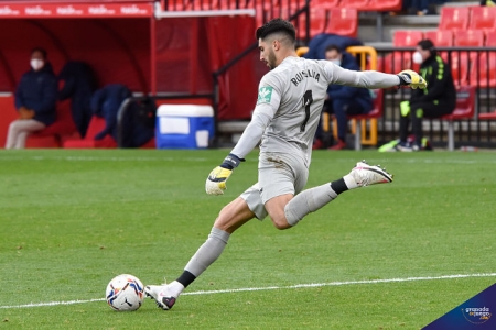 Rui Silva cumplió cien partidos con el Granada en el día de ayer ante el Huesca (JOSÉ M. BALDOMERO) Rui Silva cumplió cien partidos con el Granada en el día de ayer ante el Huesca (JOSÉ M. BALDOMERO)