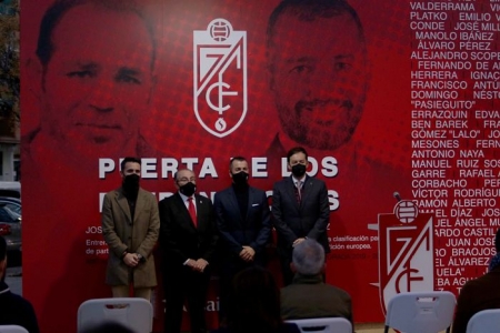 Fran Sánchez, Pepe Macanás, Diego Martínez y Antonio Fernández Monterrubio, de izquierda a derecha, posan junto al rostro del entrenador (JOSÉ VELASCO / GRJ)