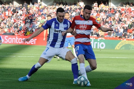 Quini, durante el encuentro ante el Alavés la temporada pasada, donde sufrió la grave lesión que le mantuvo inactivo durante un año (JOSÉ M. BALDOMERO)