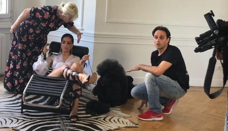 En la imagen se ve al exguardameta en un acto relacionado con su actual vida laboral, dedicada a los animales