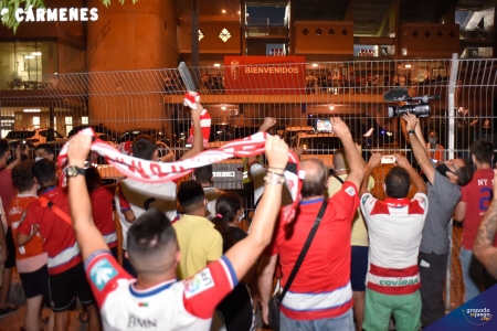 La afición rojiblanca tuvo que celebrar el éxito de su equipo la campaña pasada desde fuera del estadio (JOSÉ M. BALDOMERO)