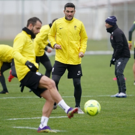 Jorge Molina observa a Soldado durante una acción del primer entrenamiento de 2021 (PEPE VILLOSLADA / GCF)