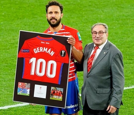 Germán recibió en los prolegómenos del choque una camiseta conmemorativa por sus cien partidos como rojiblanco (PEPE VILLOSLADA / GCF)
