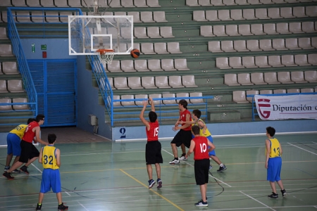 Escolares jugando al baloncesto (DIPUTACIÓN) Escolares jugando al baloncesto (DIPUTACIÓN)