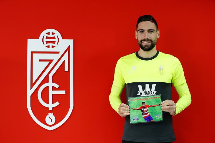 Antonio Puertas posa con el premio otorgado por Granada En Juego (PEPE VILLOSLADA / GCF)