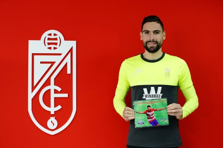 Antonio Puertas posa con el premio otorgado por Granada En Juego (PEPE VILLOSLADA / GCF)