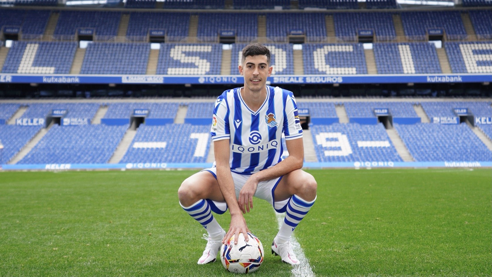 Carlos Fernández ya luce con la camiseta de la Real Sociedad (REAL SOCIEDAD)