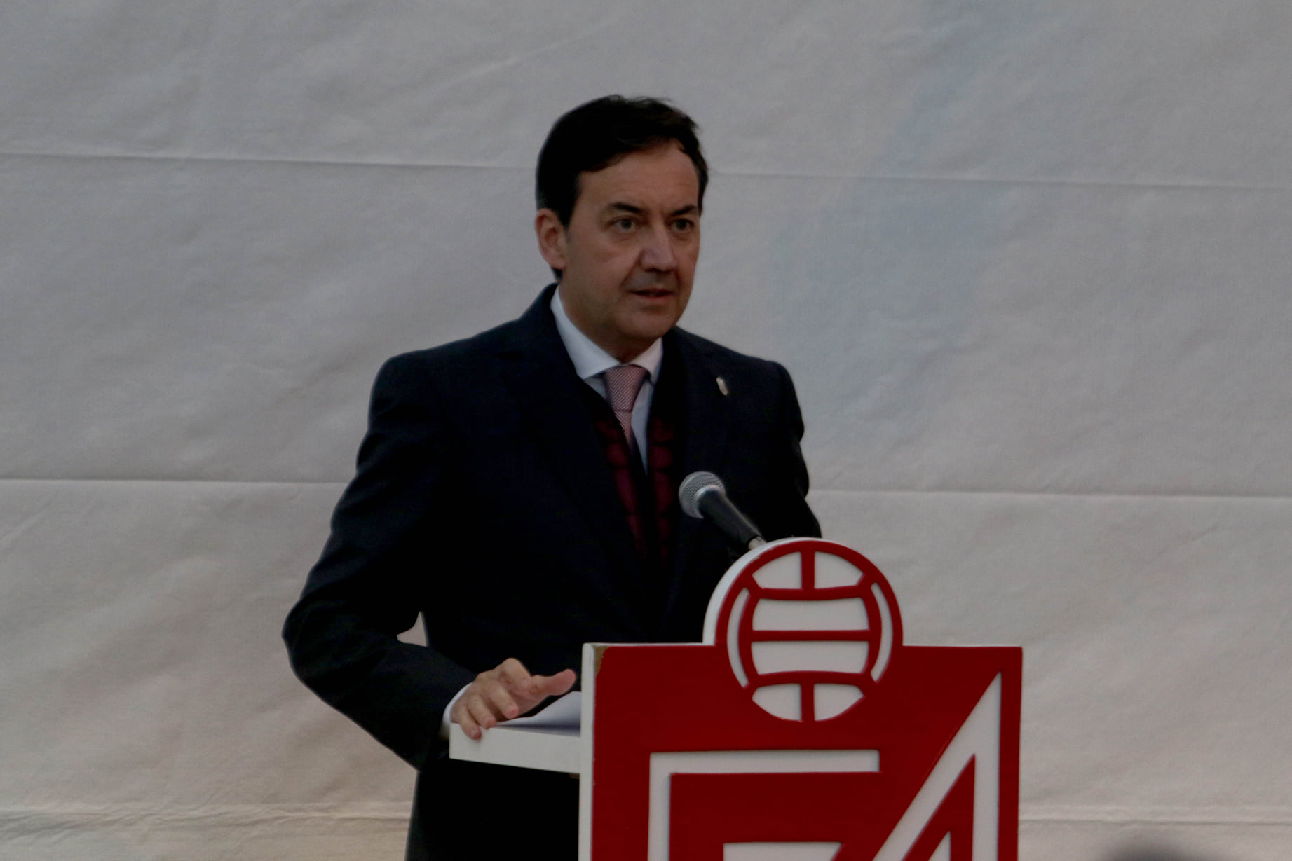 Antonio Fernández Monterrubio, durante el acto de conmemoración de Diego Martínez en la `Puerta de los entrenadores´ (JOSÉ VELASCO / GRJ)