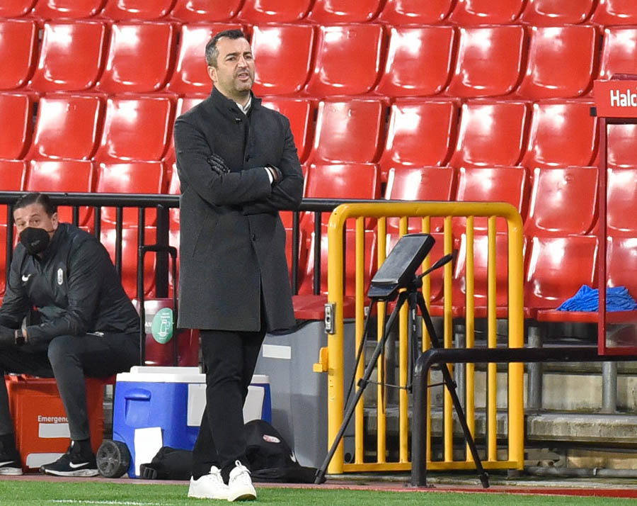 Diego Martínez en un momento del encuentro en Los Cármenes ante el Celta (JOSÉ M. BALDOMERO)
