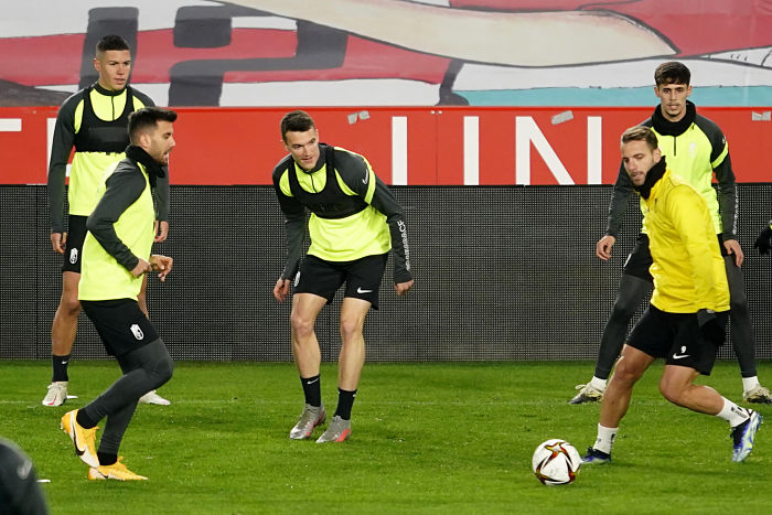 Adrián Marín, en el centro, junto a sus nuevos compañeros durante el entrenamiento de hoy (PEPE VILLOSLADA / GCF)