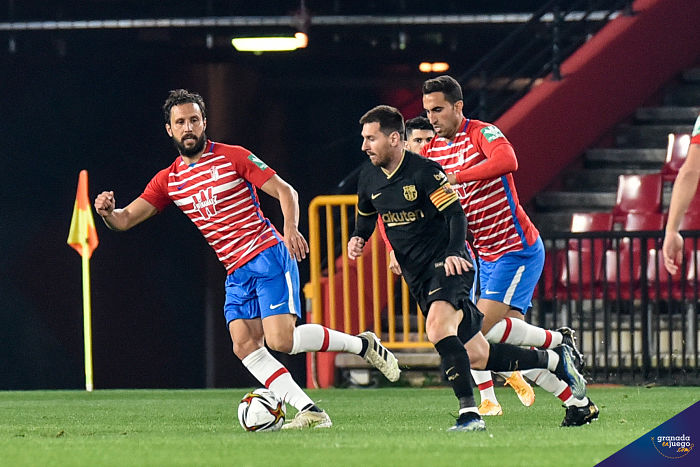 El Granada se quedó con la miel en los labios ante el Barça de Messi (JOSÉ M. BALDOMERO)