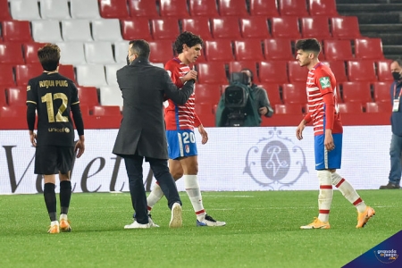 Diego Martínez consoló a los suyos al término de la prórroga (JOSÉ M. BALDOMERO)