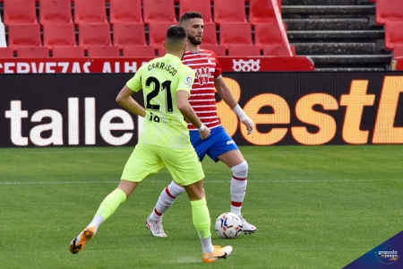 Domingos Duarte ante Carrasco durante un lance del partido (JOSÉ M. BALDOMERO)