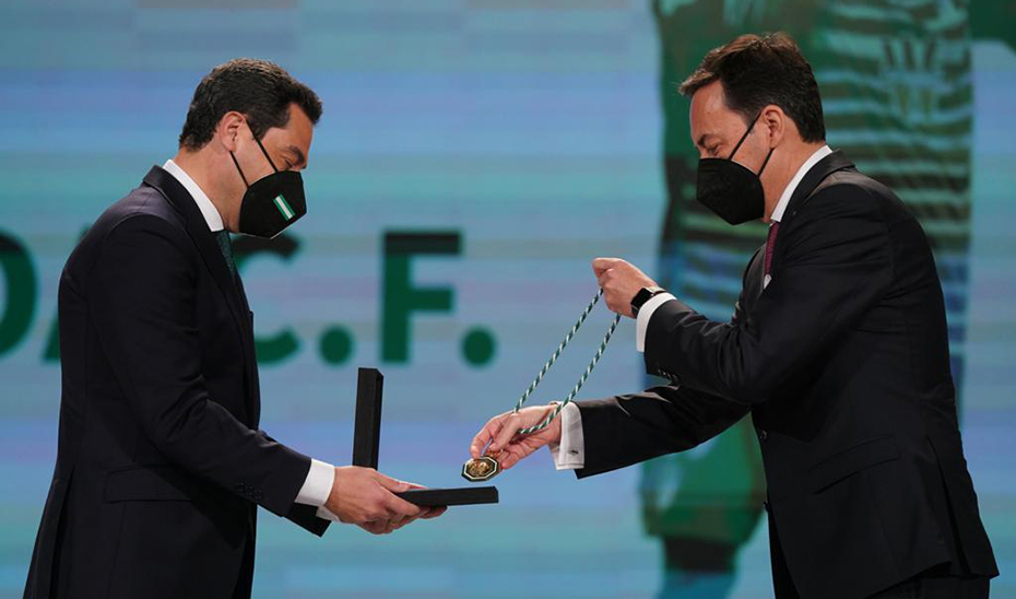 Juanma Moreno entrega la Medalla del Deporte de Andalucía a Antonio Fernández Monterrubio (JUNTA DE ANDALUCÍA)