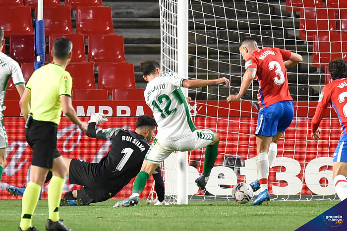 La jugada decisiva del partido en el descuento, donde Rui Silva salvó el empate (JOSÉ M. BALDOMERO)